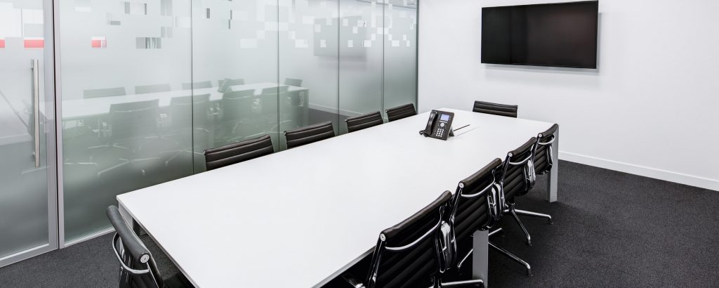 Quels sont les équipements indispensables dans une salle de réunion ?